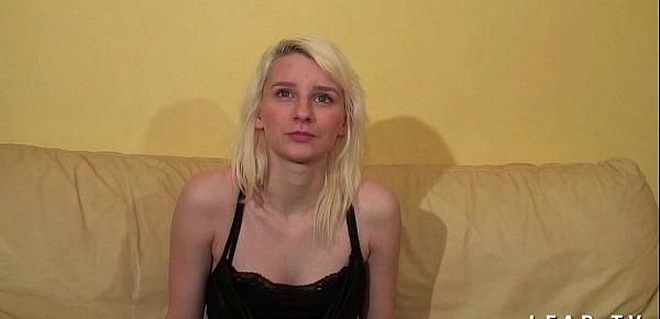  Jeune petite francaise grave demonter par une grosse bite pour son casting porno